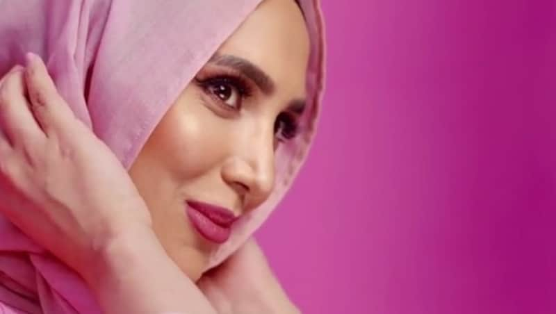 Amena Khan modelt mit Hijab für eine Shampoo-Werbung. (Bild: zoomin.tv)