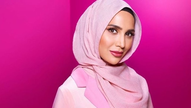 Amena Khan modelt für die neue Shampoo-Werbung von L'Oréal - mit Hijab. (Bild: L'Oréal UK)