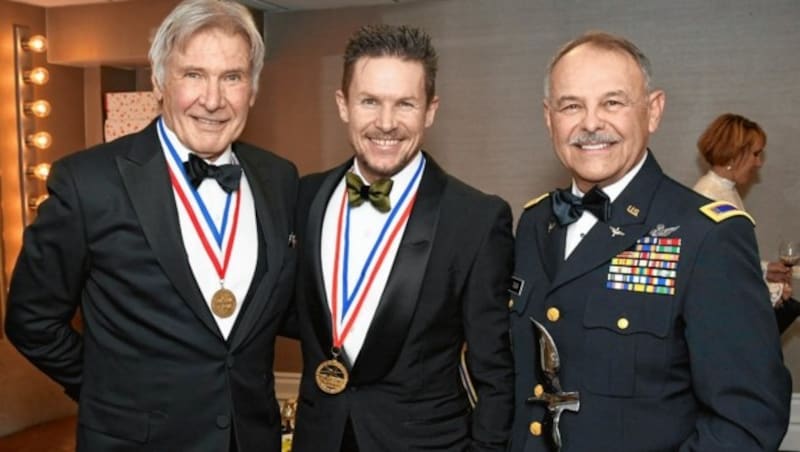 Legenden-Treff: Baumgartner (Mitte) mit Harrison Ford (links) und Pilot Mike Silva (Bild: Red Bull/Larry Grace )