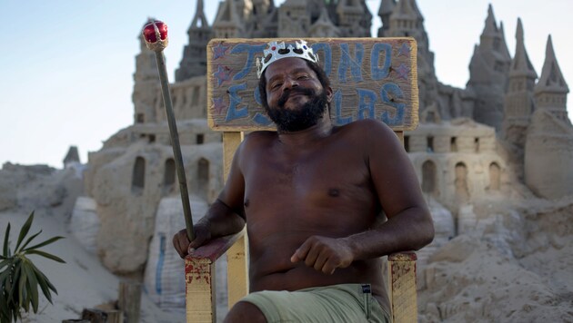Seit 22 Jahren wohnt König Marcio Mizael Matolias in seinem Sandschloss. (Bild: AFP)