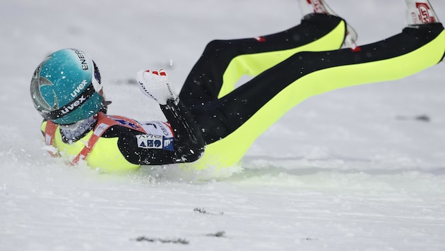 Michael Hayböck nach dem Sturz (Bild: AP)