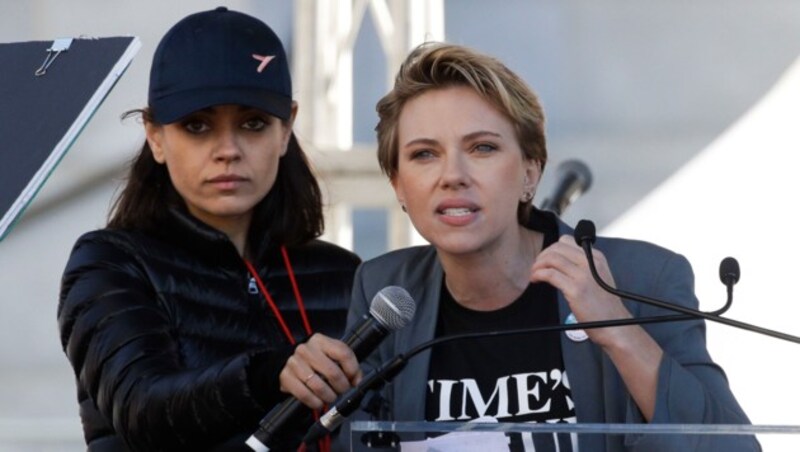 Mila Kunis hält beim Women's March in Los Angeles das Mikrofon für Scarlett Johansson. (Bild: Copyright 2018 The Associated Press. All rights reserved.)