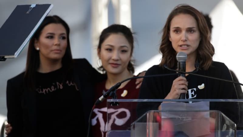 Natalie Portman spricht in Los Angeles vor Hunderttausenden Protestierenden. Auch Eva Longoria und Constance Wu demonstrieren gegen die Trump-Regierung. (Bild: AP)