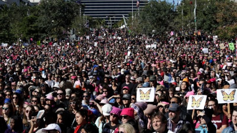 Allein in Los Angeles gingen 500.000 Menschen gegen US-Präsident Trump auf die Straße. (Bild: AP)