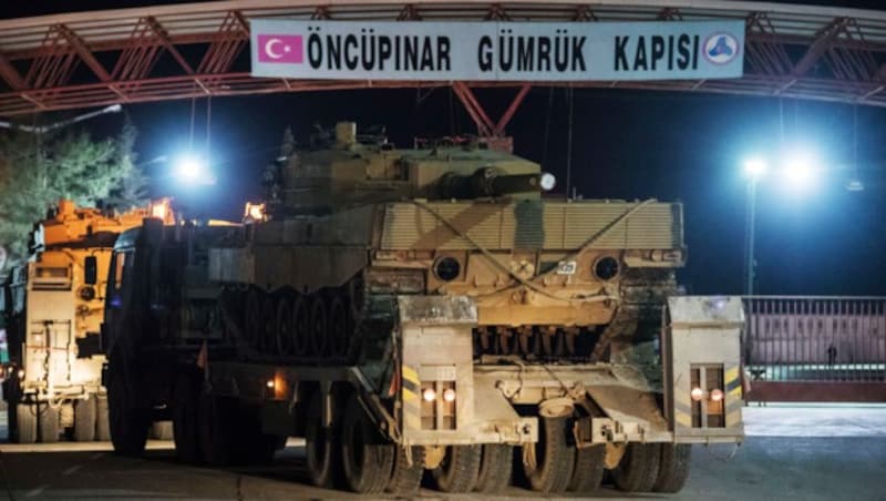 Ein türkischer Militärkonvoi an einem Grenzübergang (Bild: AP)