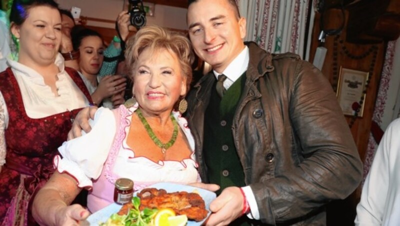 Stammgast bei Schnitzelparty: Andreas Gabalier mit Hausherrin Rosi Schipflinger auf der Bichlalm (Bild: Sepp Pail)