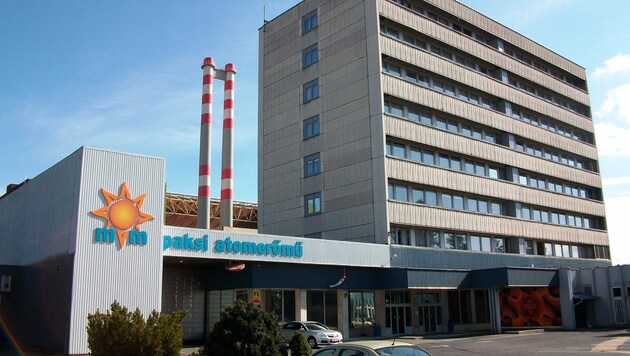 Der Eingang zum Atomkraftwerk Paks (Bild: wikipedia.com/Barna Rovács (Rovibroni))