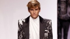 Presley Gerber modelt bei einer Modenschau des französischen Modeunternehmens Balmain.
 (Bild: AFP or licensors)