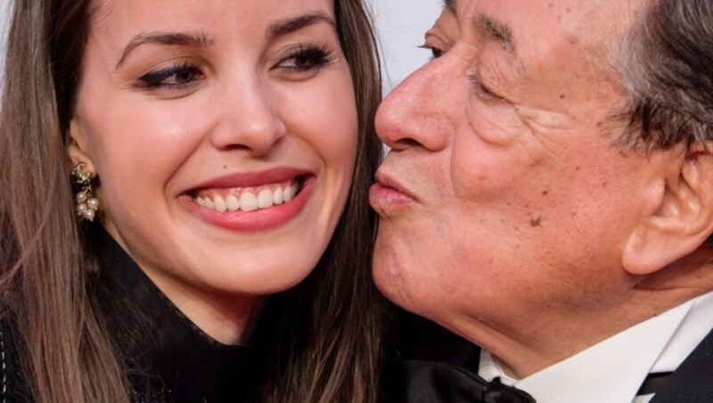 Richard Lugner küsst auf dem roten Teppich vor dem 45. Deutschen Filmball im Bayerischen Hof in München (Bayern) Jasmin Reinsch. (Bild: APA/dpa/Matthias Balk)