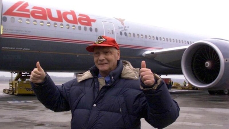 Niki Lauda vor einer Boeing 777 vor Antritt seines Fluges als Pilot nach Miami am Flughafen Schwechat am 25. November 2000 (Bild: APA/Herbert Pfarrhofer)