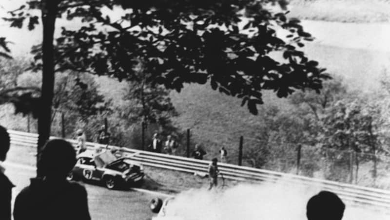 Nach einem Zusammenstoß in der zweiten Runde beim Grand Prix auf dem Nürburgring am 1. August 1976 ging Laudas Ferrari in Flammen auf. (Bild: APA/dpa)