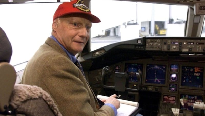 Niki Lauda im Cockpit einer Lauda-Boing-777 am Flughafen Schwechat (Bild: APA/Herbert Pfarrhofer)