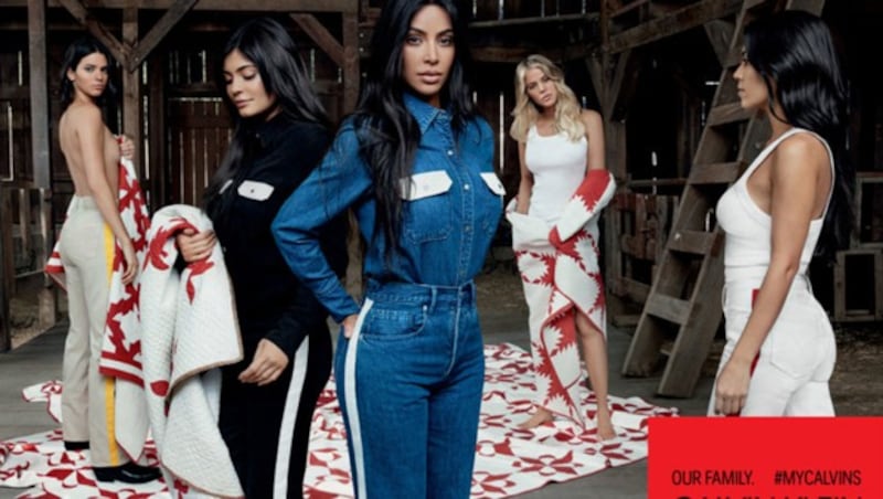 Kylie Jenner versteckt ihren Bauch stets hinter einem Quilt. (Bild: www.PPS.at)