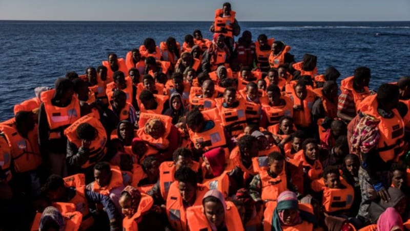 Migranten auf dem Mittelmeer, das Foto stammt vom 16. Jänner 2018. (Bild: AP)