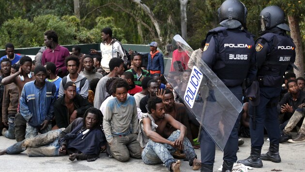 Migranten in der spanischen Enklave Ceuta (Bild: AP)