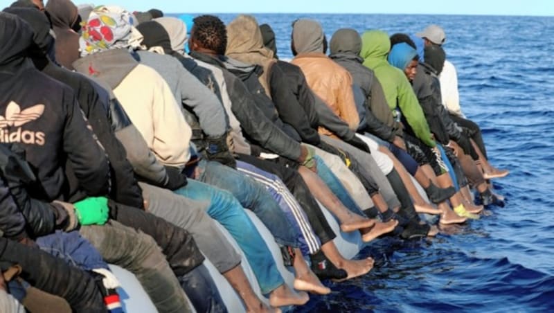 Migranten in einem Schlauchboot Richtung Europa (Bild: REUTERS)