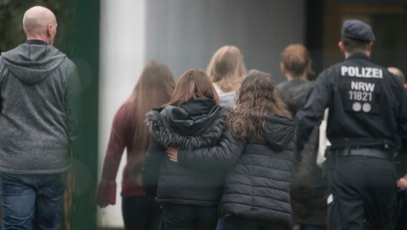 Die Mitschüler an der Gesamtschule stehen unter Schock. (Bild: AP)