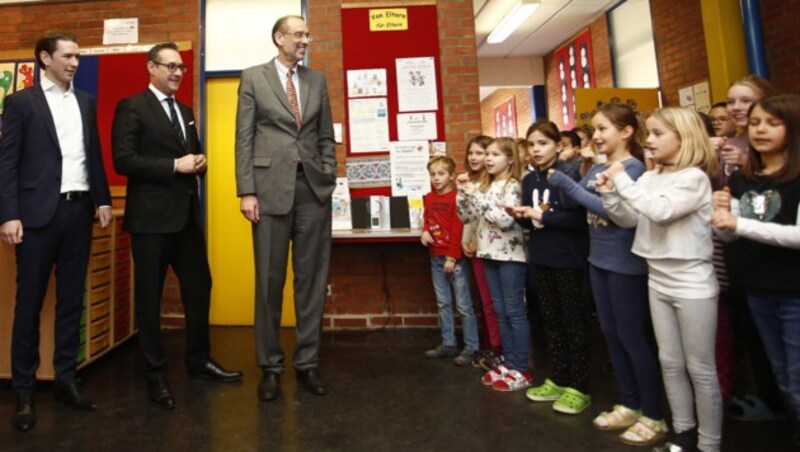 Bundeskanzler Sebastian Kurz (ÖVP), Vizekanzler Heinz-Christian Strache (FPÖ) und Bildungsminister Heinz Faßmann (ÖVP) zu Besuch in einer Grazer Volksschule (Bild: BUNDESKANZLERAMT/DRAGAN TATIC)