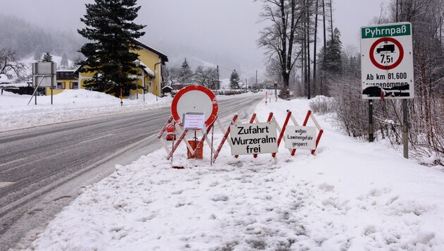 Auch die Pyhrnpass Bundesstraße ist gesperrt, zur Wurzeralm gibt es aber eine provisorische Zufahrt. (Bild: Jack Haijes)
