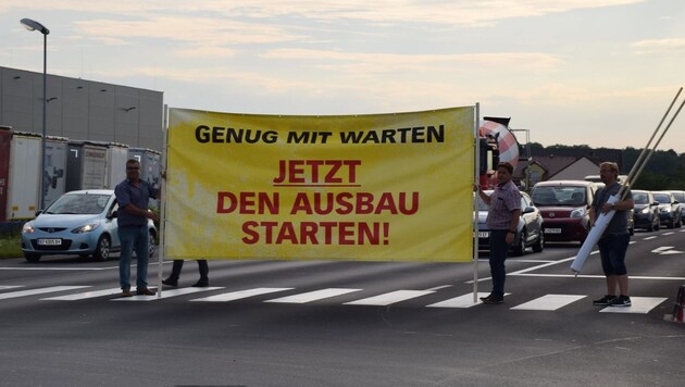 Bereits im Vorjahr wurde unter Bürgermeister Paul Mahr (li.) für den B 1-Ausbau demonstriert. (Bild: Stadtgemeinde Marchtrenk)