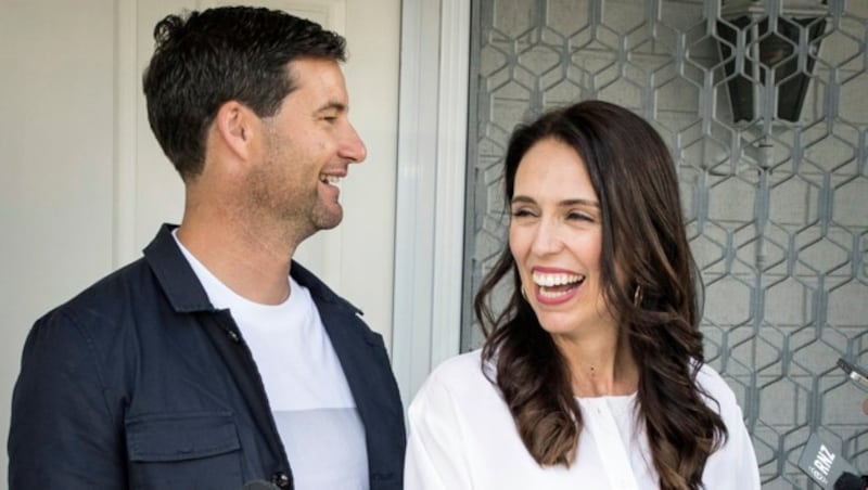 Neuseelands Premierministerin Jacinda Ardern mit ihrem Partner Clarke Gayford (Bild: APA/AFP/Diego OPATOWSKI)