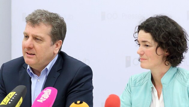SPÖ-Klubobmann Christian Makor und Grünen-Chefin Maria Buchmayr vereint vor der Presse. (Bild: Land OÖ/Liedl )