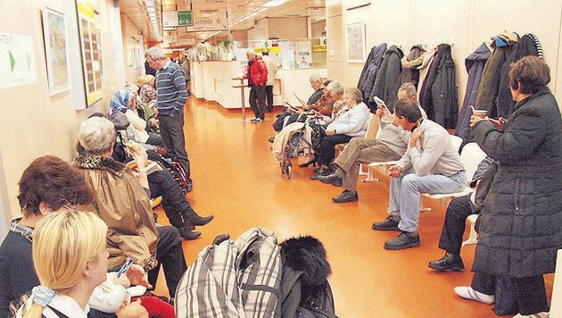 Lange Wartezeiten in den Spitalsambulanzen (Bild: Kronen Zeitung)