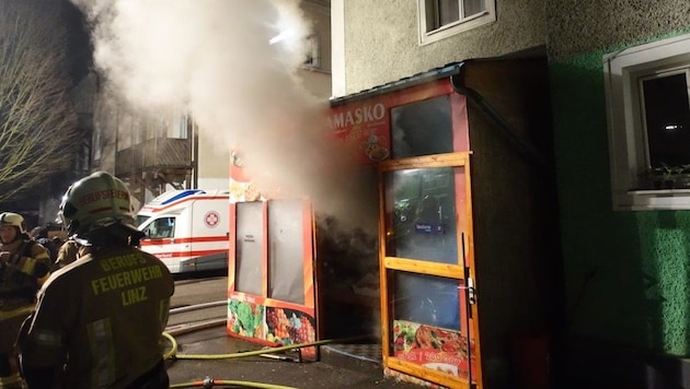 Aus der Pizzaria in Linz-Urfahr drang dichter Rauch, 25 Bewohner mussten aus dem Gebäude gerettet werden. (Bild: BFW Linz)