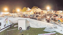 Der Sturm brachte beim Feuerwehrfest in St. Johann am Walde das Zelt zum Einsturz. (Bild: Fotostudio Manfred Fesl)