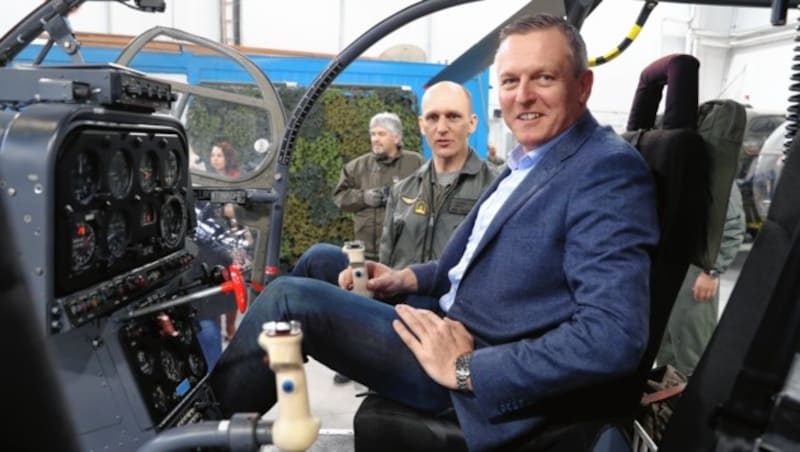 Verteidigungsminister Mario Kunasek in einem Alouette-Hubschrauber (Bild: Sepp Pail)