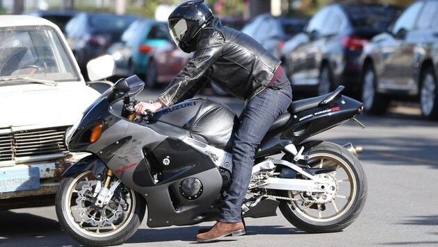 Ben Affleck auf seiner Suzuki unterwegs zur Kirche (Bild: www.PPS.at)