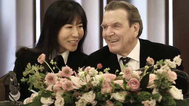 So-Yeon Kim und Gerhard Schröder steht das Glück ins Gesicht geschrieben. (Bild: AP)