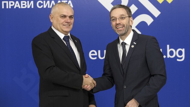 Innenminister Herbert Kickl (FPÖ) mit seinem bulgarischen Amtskollegen Valentin Radev in Sofia (Bild: AFP)