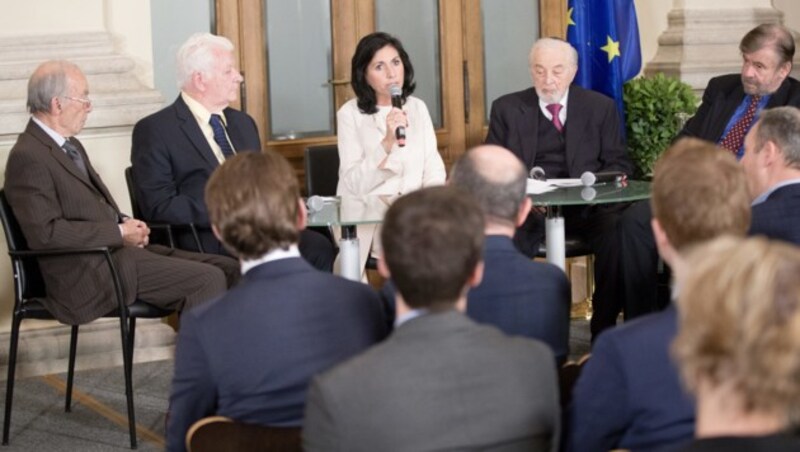 Zeitzeugen Herbert Löwy, Alfred Schreier, die Direktorin des Jüdischen Museums Wien, Danielle Spera, Victor Klein und Fritz Rubin-Bittmann bei der Gedenkveranstaltung (Bild: APA/GEORG HOCHMUTH)