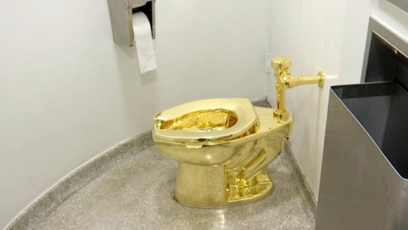 Die voll funktionstüchtige Toilette aus 18-karätigem Gold mit dem Titel "America" weilt derzeit noch im Guggenheim Museum in New York. (Bild: AP)