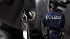 Das Auto verschwand samt Schlüssel. Die Polizei hat die Übernachtungsgäste im Verdacht. (Bild: thinkstockphotos.de, Klemens Groh, krone.at-Grafik)