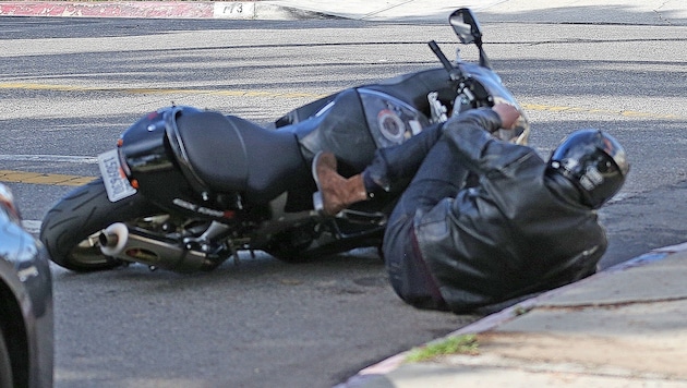 Hollywoodstar Ben Affleck ist am Weg zur Kirche mit seinem Motorrad gestürzt. Dabei schlug er Berichten zufolge mit dem Kopf auf den Randstein. (Bild: www.PPS.at)