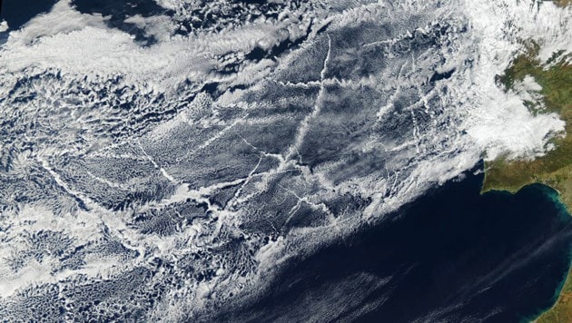 Die "Ship Tracks" vor der Küste Spaniens und Portugals (Bild: NASA/Jeff Schmaltz, LANCE/EOSDIS Rapid Response)