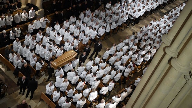Hunderte Spitzenköche aus aller Welt haben Paul Bocuse in der Kathedrale Saint-Jean in Lyon das letzte Geleit gegeben. (Bild: AP)