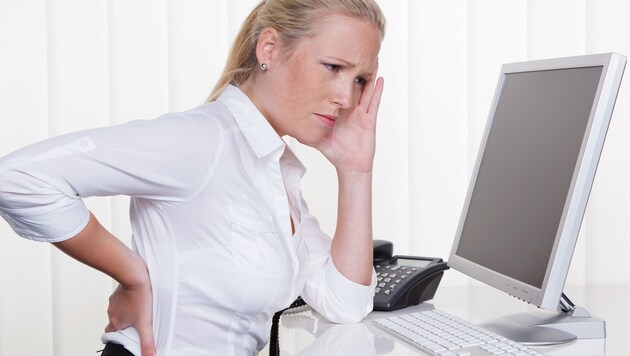 Auch Büro-Arbeit kann zu chronischen Schmerzen führen. (Bild: Gina Sanders - Fotolia)