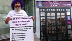 Robert Franz nimmt die Anzeige gegen seine Praktiken nicht ganz ernst. Auf YouTube wettert er gegen die Apothekerkammer. Rechts sehen Sie einen Robert-Franz-Shop in Deutschlandsberg. (Bild: youtube.com, Elmar Gubisch, krone.at-Grafik)