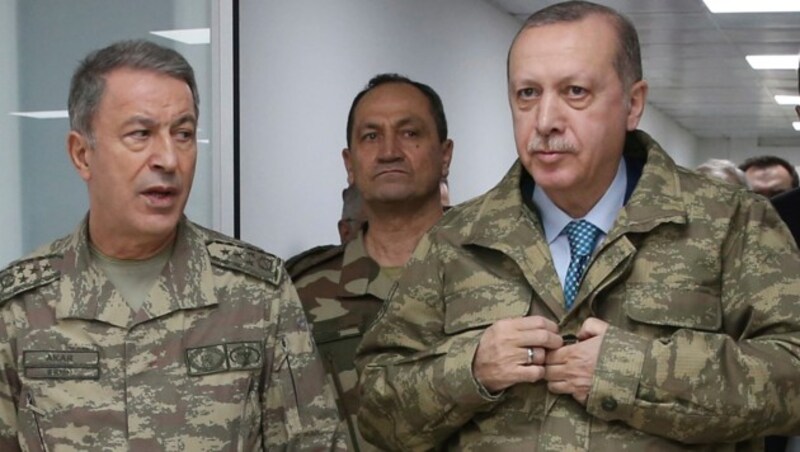 Erdogan zu Besuch bei seinen Truppen (Bild: AP)