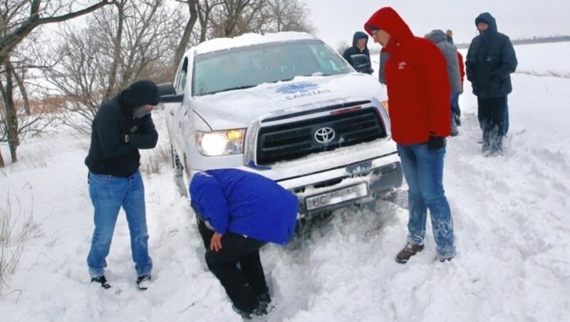 Der Geländewagen der Caritas blieb im tiefen Schnee stecken. (Bild: ch)