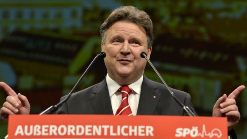 Michael Ludwig während des Außerordentlichen Landesparteitags der Wiener SPÖ (Bild: APA/HERBERT PFARRHOFER)