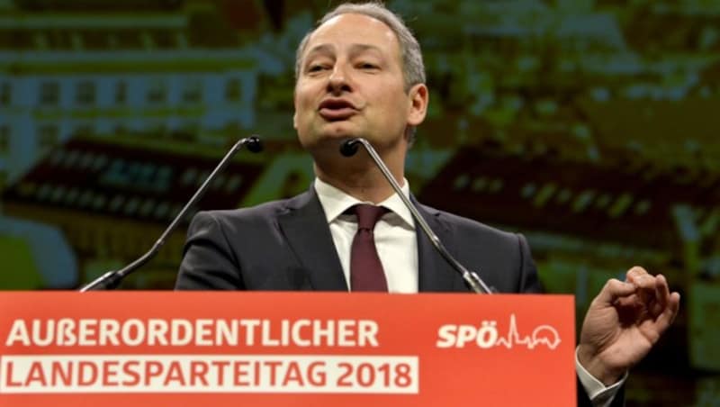 Andreas Schieder bei seiner Rede im Zuge der Wahl des neuen Landesparteivorsitzenden (Bild: APA/HERBERT PFARRHOFER)