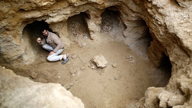 Abdul Karim al-Kafarnah in dem antiken Grab (Bild: AFP/Mohammed Abed)