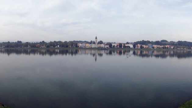 Panorama-Blick auf Aschach an der Donau. Das Schutzprojekt hätte eine Mauer am Ufer vorgesehen. (Bild: Markus Schütz)
