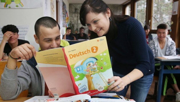 Flüchtlinge lernen Deutsch - das oft mit Begeisterung und in jedem Alter (Symbolbild) (Bild: Krone)