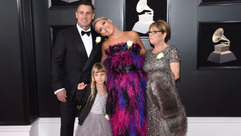 Pink kam mit ihrer Familie und Managerin Judith Moore (Bild: AP)