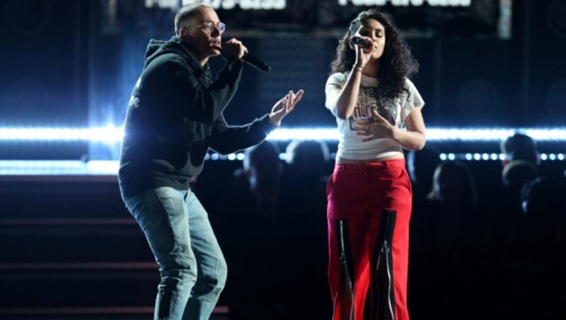 Logic und Alessia Cara auf der Bühne (Bild: AP)